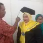 Foto: Septiani BR Lubis, bersama orangtuanya mengikuti wisuda virtual di Warnet (Liputan6.com/Dion)