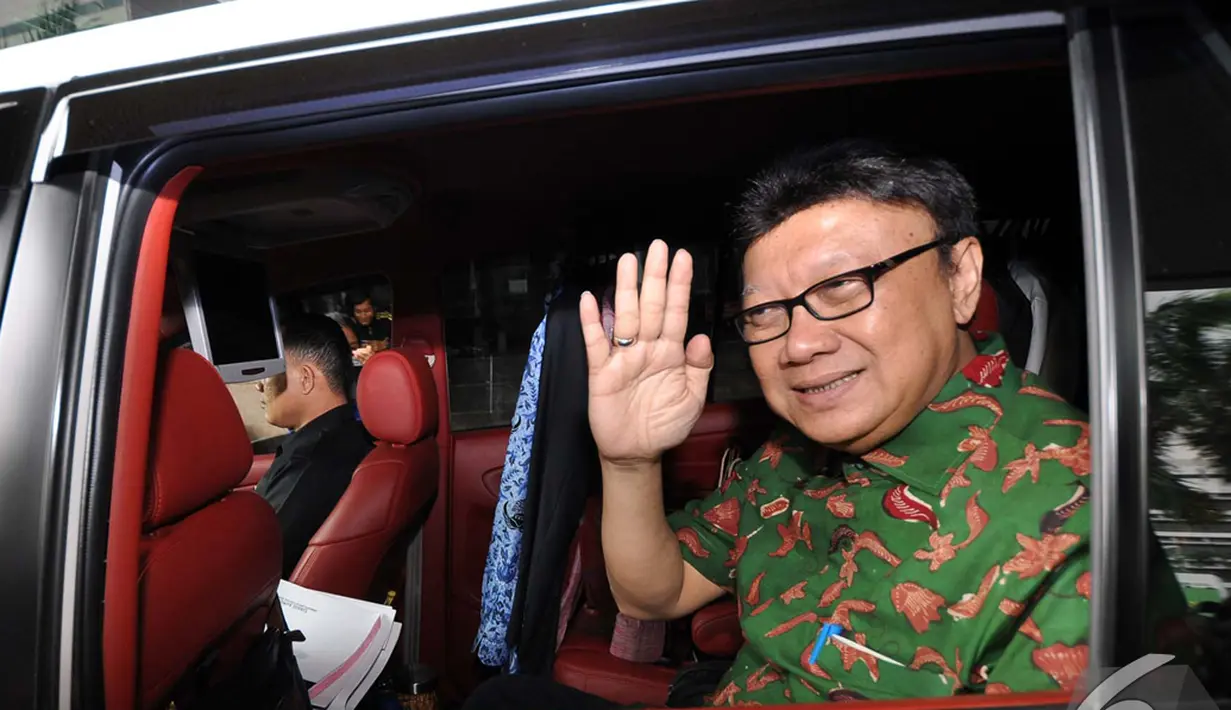 Menteri Dalam Negeri Tjahjo Kumolo melambaikan tangan kepada awak media usai menyerahkan  laporan harta kekayaan penyelenggara negara (LHKPN) kepada KPK, Jakarta, Senin  (10/11/2014) (Liputan6.com/MIftahul Hayat)