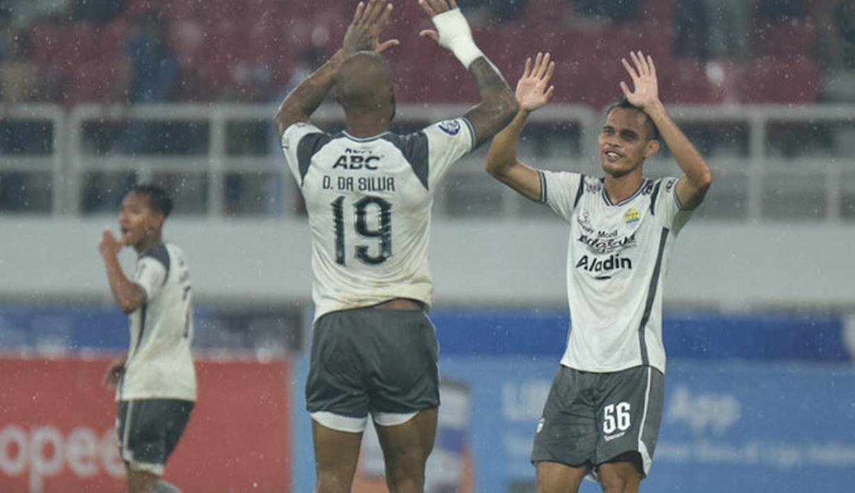 <p>Selebrasi pemain Persib Bandung Muhammad Rezaldi Hehanussa (kanan) dan David Da Silva dalam pertandingan pekan ke-21 BRI Liga 1 2022/2023 melawan PSIS Semarang, Selasa (31/1/2023). Debut Rezaldi bersama Maung Bandung berbuah manis setelah memberikan assist bagi gol ketiga yang dicetak oleh David Da Silva. (Dok. Persib Bandung)</p>