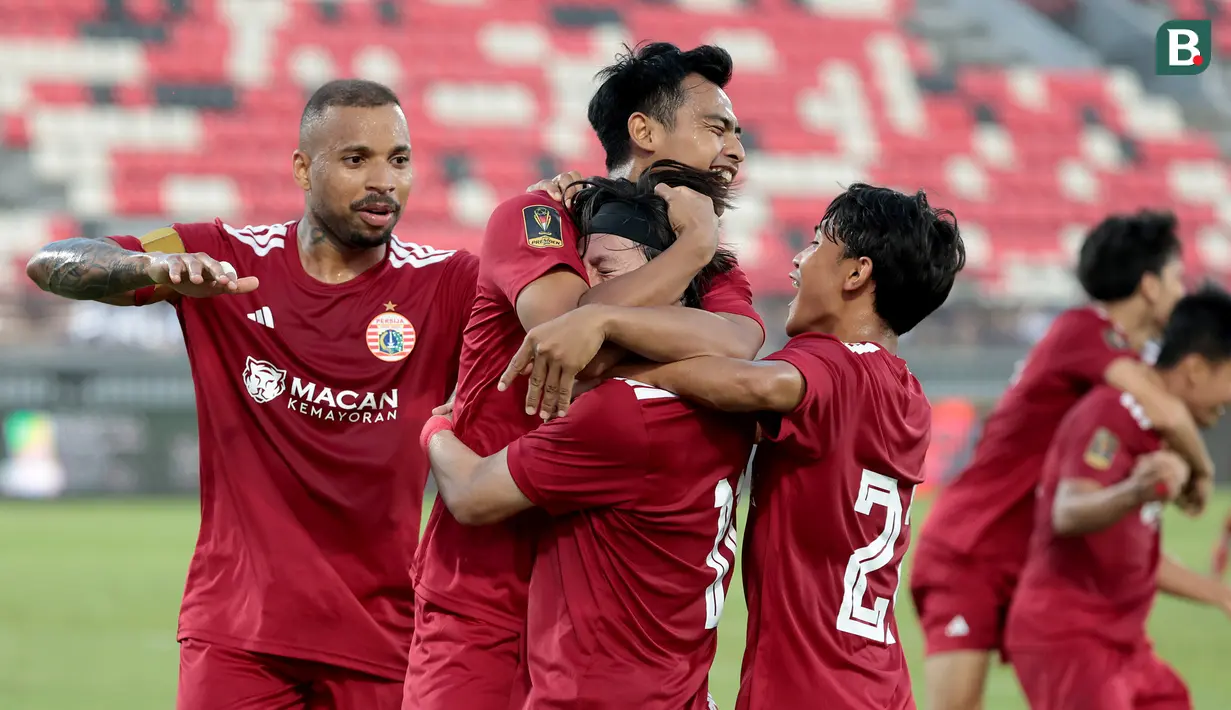 Pemain Persija Jakarta merayakan gol yang dicetak Arylansyah Abdulmanan (tengah) ke gawang Arema FC pada laga perebutan peringkat ketiga Piala Presiden 2026 di Stadion Kapten I Wayan Dipta, Gianyar, Bali, Kamis (6/8/2026). Gol Arylansyah pada menit ke-72 membawa Macan Kemayoran kembali unggul 2-1 sebelum Victor Dethan memastikan kemenangan 3-1 yang mengantarkan Persija finis di peringkat ketiga. (KapanLagi.com/Budy Santoso)
