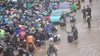 Antrean pengendara motor yang mencoba menerobos banjir di Jalan Daan Mogot, Jakarta, Jumat (23/1/02026). Hingga Jumat 23 Januari 2026 pagi, ruas Jalan Daan Mogot, Jakarta Barat, terendam banjir dengan ketinggian 30 hingga 50 cm. (merdeka.com/ Arie Basuki)