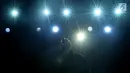 Mantan vokalis Oasis Liam Gallagher saat membawakan lagu dalam konser Liam Gallagher of OASIS - World Tour 2018 di Ecovention Hall Ancol, Jakarta, Minggu (14/1). Ini konser pertama setelah sebelumnya batal konser Agustus 2017  (Liputan6.com/Johan Tallo)