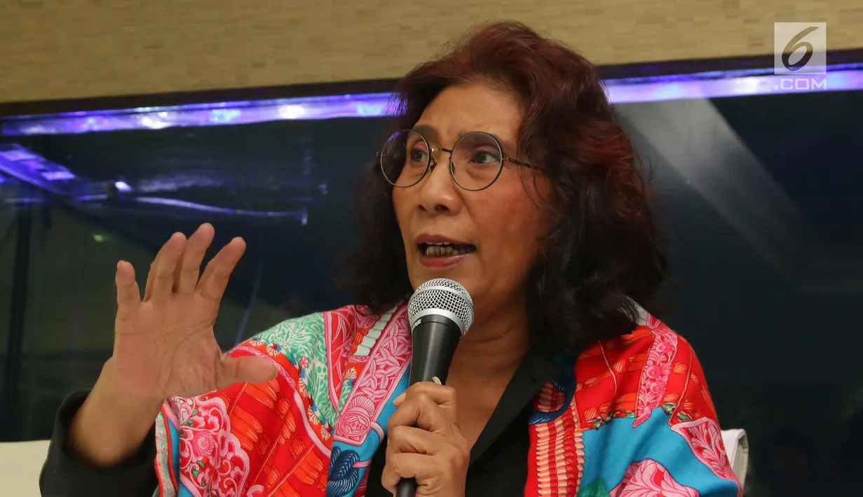 Menteri KKP Susi Pudjiastuti menjelaskan penangkapan kapal buronan interpol, Jakarta, Sabtu (7/4). Susi mengatakan Satgas 115 mendapatkan permintaan resmi dari Interpol melalui NBC Indonesia untuk memeriksa kapal STS-50. (Liputan6.com/Angga Yuniar)