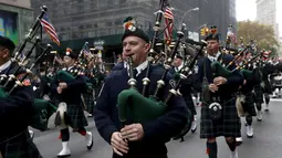 Tim Bagpipe petugas kebakaran Amerika Serikat beraksi dalam parade perayaan Hari Veteran di New York, Amerika Serikat, Rabu (11/11). Hari Veteran adalah hari libur nasional untuk menghormati jasa para tentara Amerika. (REUTERS/Shannon Stapleton)