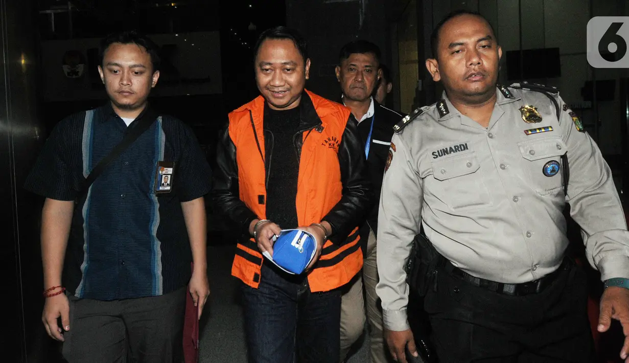 Bupati Lampung Utara Agung Ilmu Mangkunegara menuju mobil tahanan usai pemeriksaan di Gedung KPK, Jakarta, Selasa (8/10/2019). KPK menahan Agung usai ditetapkan sebagai tersangka dalam kasus dugaan suap proyek Dinas PUPR dan Dinas Perdagangan di Kabupaten Lampung Utara. (merdeka.com/Dwi Narwoko)