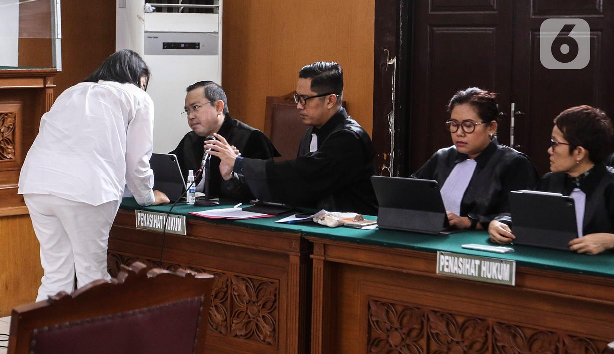 Terdakwa Putri Candrawathi berbincang dengan kuasa hukum usai menjalani sidang lanjutan dalam kasus pembunuhan Brigadir Yosua Hutabarat dengan agenda sidang pembacaan tuntutan oleh Jaksa Penuntut Umum di Pengadilan Negeri Jakarta Selatan, Rabu (18/1/2023). Putri dinilai terbukti melanggar Pasal 340 juncto Pasal 55 ayat (1) ke-1 Kitab Undang-undang Hukum Pidana (KUHP). (Liputan6.com/Johan Tallo)