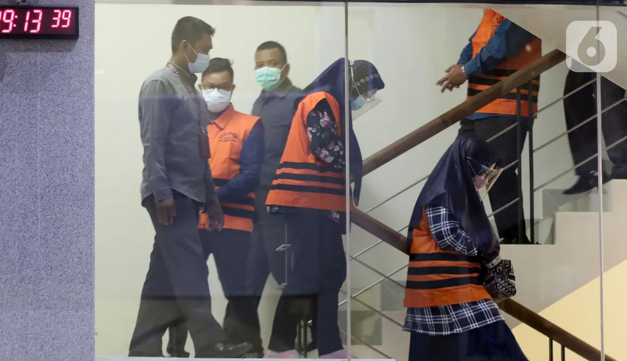 Sejumlah tersangka dugaan suap terkait pengadaan barang dan jasa di Dinas PUPR dan pengesahan APBD Kabupaten Muara Enim Tahun 2019 bersiap mengikuti rilis penetapan dan penahanan di Gedung KPK, Jakarta, Senin (13/12/2021). KPK resmi menahan 15 tersangka baru. (Liputan6.com/Helmi Fithriansyah)