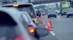 Sejumlah kendaraan antri di lajur contra flow tol Jakarta-Cikampek, Jumat (22/12). Guna mengurangi kepadatan arus pada libur panjang Natal 2017, petugas menerapkan sistem contra flow mulai dari Cikarang Utama. (Liputan6.com/Helmi Fithriansyah)