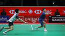 Pebulu tangkis tunggal putra Indonesia, Anthony Ginting berusaha mengembalikan kok ke arah wakil Thailand, Kantaphon Wangcharoen dalam babak kualifikasi Indonesia Masters 2026 di Istora, Senayan, Selasa (20/01/2026). (Bola.com/Bagaskara Lazuardi)