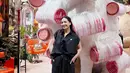 Nagita Slavina memilih liburan ke Bangkok seorang diri tanpa keluarga. Ia terlihat mengenakan setelan warna hitam bergaris dipadukan flat shoes merah menyala. [@raffinagita1717]