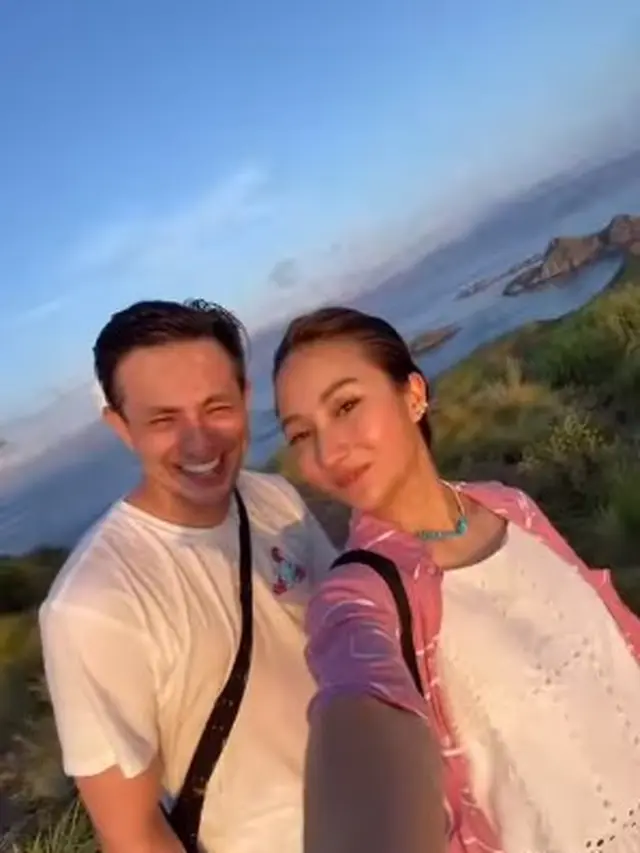 6 Potret Naomi Zaskia dan Dylan Carr Liburan Bareng di Labuan Bajo, Tampil Mesra