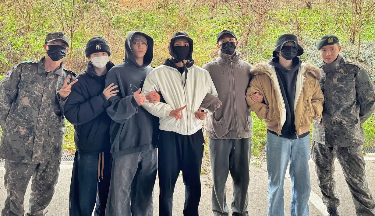 Akun resmi @BTS_twt juga memperlihatkan ketujuh member BTS berkumpul untuk melepas V dan RM. Jin dan J-Hope yang mengenakan baju militer tampak berdiri di ujung. Hadir pula Suga, yang menjalani wamil sebagai petugas layanan sosial. (Foto: Twitter/ BTS_twt)