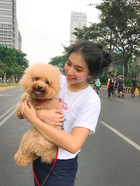Beberapa momen, member JKT48 team KIII ini juga sering terlihat car free day (CFD). Ia bahkan membawa anjing peliharaannya untuk menikmati suasana pagi hari di Jakarta. Lucunya anjing yang dibawa Gracia, membuat netizen jadi gemas melihatnya. (Liputan6.com/IG/@jkt48gracia)