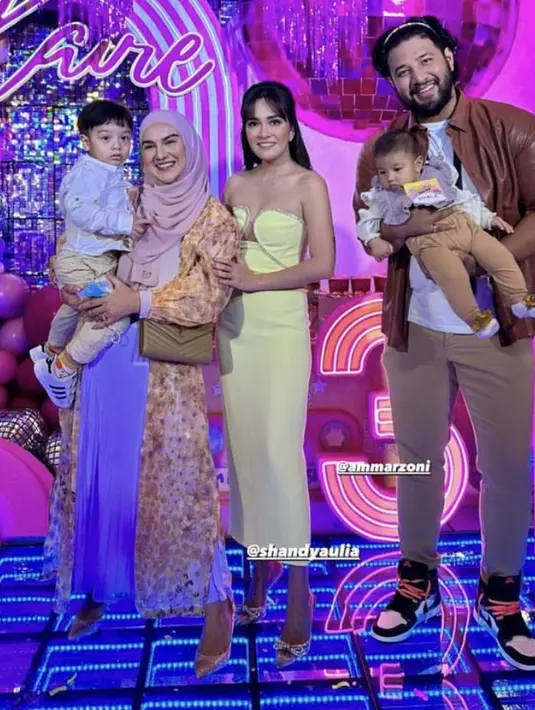 Irish Bella hadir bersama kedua anaknya dan sang suami. Ia mengenakan long outer motif bunga dipadukan long skirt plisket serta kerudung ungunya. (@_irishbella_)