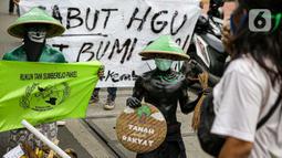 Sejumlah massa yang tergabung dalam Rukun Tani Sumberejo Pakel melakukan aksi di depan Mabes Polri, Jakarta, Kamis (17/6/2021). Massa juga meminta penghentian kriminalisasi yang dialami oleh dua petani Pakel. (Liputan6.com/Faizal Fanani)