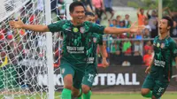 Agung Suprayogi menyelamatkan Persatu dari kekalahan setelah bermain imbang dengan Martapura FC 1-1 di Stadion Lokajaya Tuban, Minggu (7/5/2017). (Bola.com/Robby Firly)