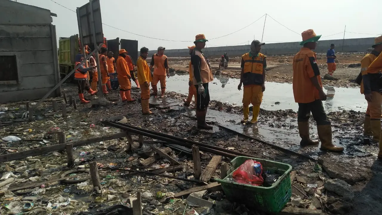 Petugas Sudin Lingkungan Hidup Jakarta Utara saat membersihkan sampah di Kampung Bengek Jakarta Utara. (dok Dinas Lingkungan Hidup)