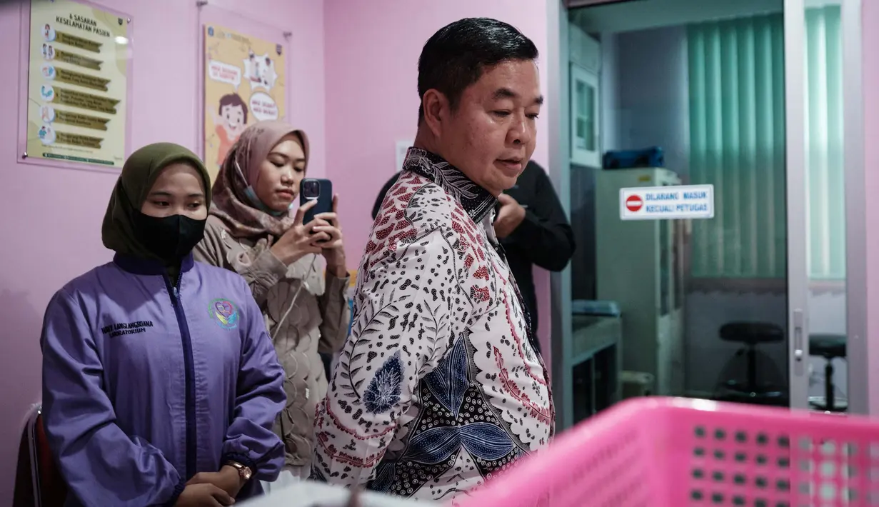 Pj Gubernur DKI Jakarta Teguh Setyabudi memastikan 44 Puskesmas tingkat Kecamatan siap melayani program Pemeriksaan Kesehatan Gratis (CKG) bagi warga yang berulang tahun. (YASUYOSHI CHIBA/AFP)