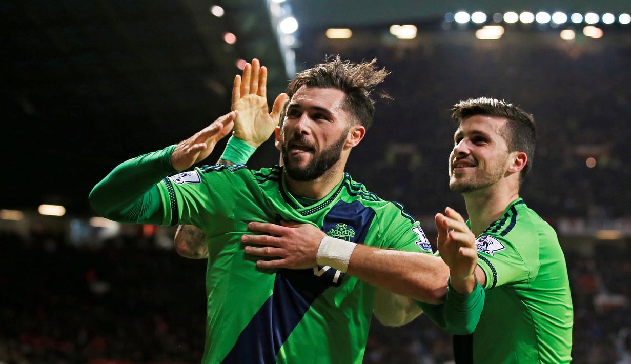 Charlie Austin merayakan gol tunggal Southampton yang dicetaknya ke gawang Manchester United dalam lanjutan Liga Inggris di Stadion Old Trafford, Manchester, Sabtu (23/1/2016). (Reuters/Andrew Yates)