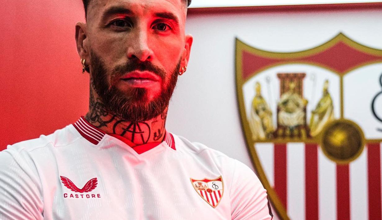 Sergio Ramos berpose mengenakan jersey Sevilla pada Selasa (05/09/2023) WIB. Ramos memilih tetap melanjutkan kariernya di Eropa meski juga sempat mendapatkan tawaran dari Arab Saudi. (Twitter/@SevillaFC)