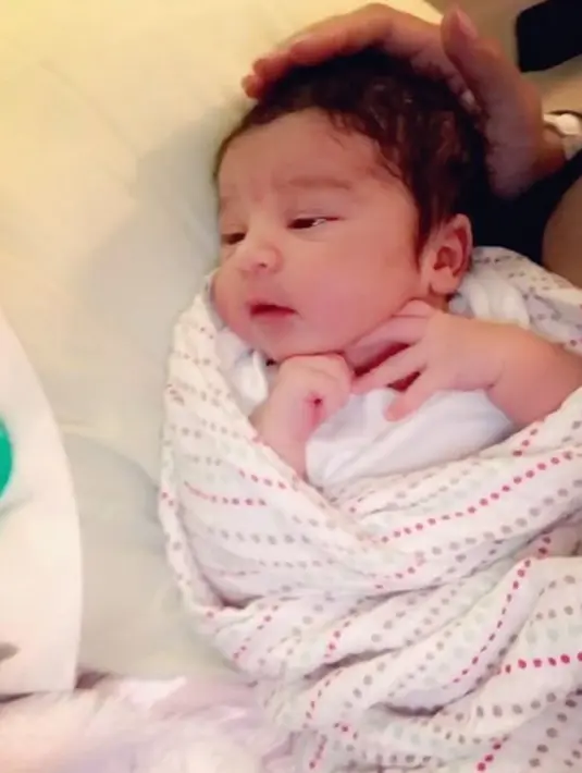 Sangat bahagia dengan kehadiran Dream, terdapat beberapa unggahan berupa foto dan video di akun instagram Chyna dan Rob. Mereka pun merasa sangat bersyukur atas kehadiran Dream di tengah-tengah mereka. (Instagram/blacchyna)