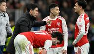 Manajer Arsenal asal Spanyol, Mikel Arteta (kiri ke kanan), memberikan instruksi dari pinggir lapangan kepada gelandang Arsenal asal Inggris bernomor punggung 41, Declan Rice, gelandang Arsenal asal Brasil bernomor punggung 11, Gabriel Martinelli, dan bek Arsenal asal Spanyol bernomor punggung 36, Martin Zubimendi, selama pertandingan leg pertama babak 16 besar Liga Champions UEFA antara Bayer 04 Leverkusen vs Arsenal di Leverkusen, Jerman barat, pada 12 Maret 2026. (INA FASSBENDER/AFP)