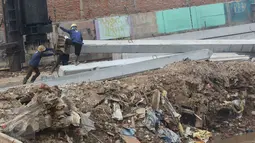 Pekerja menyelesaikan pengerjaan proyek normalisasi Sungai Ciliwung di Jakarta, Selasa (8/11). Pemprov DKI menargetkan normalisasi Sungai Ciliwung rampung pada 2018 mendatang yang akan ditunjang dengan ketersediaan rusun. (Liputan6.com/Immanuel Antonius)
