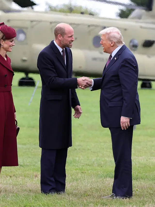 Kate Middleton saat hadir menyambut Donald Trump kenakan dress maroon [@princeandprincessofwales]