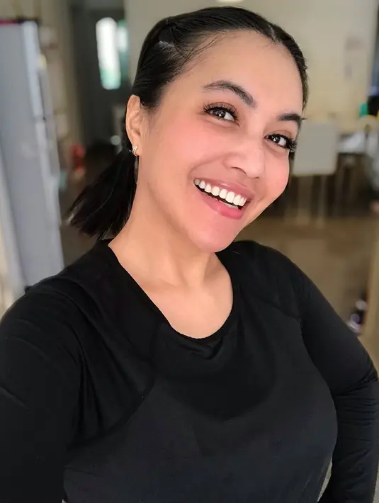 Melihat kondisi seperti sekarang, Denada sadar akan tugasnya untuk selalu meyakinkan Aisha bahwa ayahnya sangat menyayangi dan merindukan dirinya.  (Instagram/denadaindonesia)