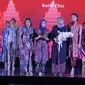 Desainer Novita Yunus bersama para model usai peragaan busana saat acara Cipta dan Cipta parade Wastra Nusantara di Hotel Shangri La, Jakarta, Rabu (31/7/2024). (Liputan6.com/Herman Zakharia)