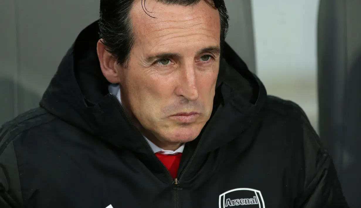 Ekspresi Manajer Arsenal Unai Emery saat menyaksikan anak asuhnya bertanding melawan Vitoria di Stadion D Afonso Henriques, Portugal, Rabu (6/11/2019). Emery menjadi Manajer Arsenal menggantikan Arsene Wenger pada musim panas 2018. (AP Photo/Luis Vieira, FILE)