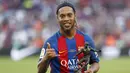 5. Ronaldinho (105,4 juta followers) - Ronaldinho tetap menjadi sosok yang populer meski telah pensiun dari sepak bola. Aksi-aksinya di medsos tetap menjadi buruan banyak orang yang kagum dengan skil dan kemapuan pemain asal Brasil ini. (AFP/Pau Barrena)