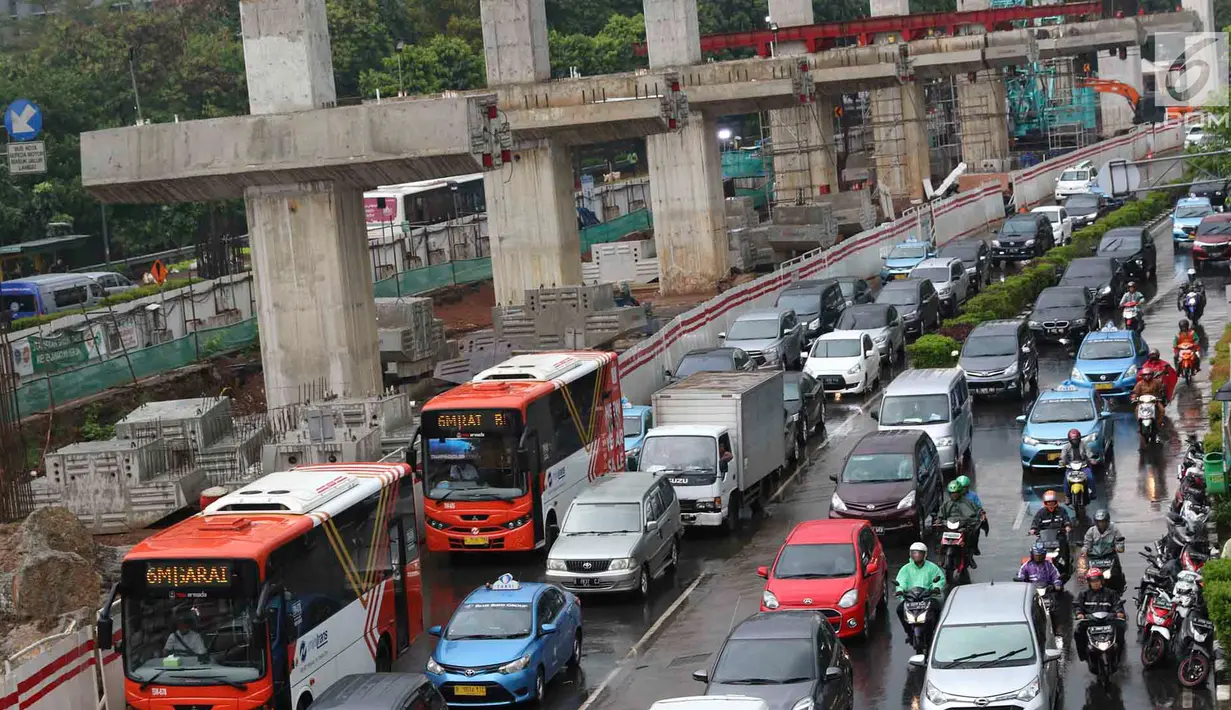 Kendaraan memadati arus lalu lintas di Jalan HR Rasuna Said, Kuningan, Jakarta, Jumat (18/1). Penyempitan jalan akibat pembangunan proyek light rail transit (LRT) berimbas pada kemacetan di kawasan tersebut. (Liputan6.com/Immanuel Antonius)