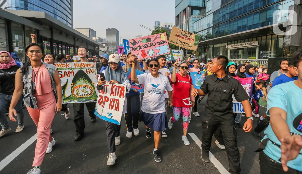 Berbagai organisasi dan komunitas melakukan Pawai Bebas Plastik yang bertujuan untuk mengurangi penggunaan plastik sekali pakai dan mendorong penanganan yang lebih baik terhadap sampah khususnya plastik. (Liputan6.com/Faizal Fanani)