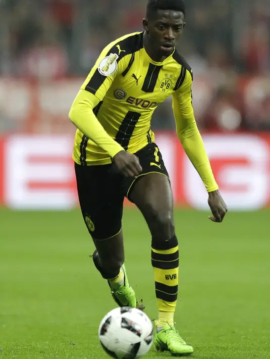 Pada 12 Mei 2016, Dembele menandatangani kontrak lima tahun dengan Borussia Dortmund dan Pada 14 agustus 2016, Dembele melakukan debutnya saat kalah 0-2 melawan Bayern Munchen. (AP/Matthias Schrader,file)