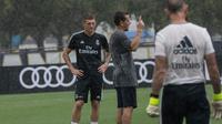 Gelandang Real Madrid, Toni Kroos mengikuti sesi latihan tim di Florida International University di Miami, Florida, (29/7). Madrid akan bertanding melawan Manchester United di International Champions Cup pada hari Selasa di Miami. (AP Photo/Ellis Rua)