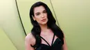 <p>Dua Lipa berpose saat tiba untuk peragaan busana Versace Fall/Winter 2023 di Pacific Design Center, West Hollywood, California, Amerika Serikat, 9 Maret 2023. Penyanyi sekaligus penulis lagu asal Inggris ini tampil memukau dengan tampilan Hollywood kuno. (Michael Tran/AFP)</p>