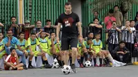 Legenda sepak bola Italia, Alessandro Del Piero, memberikan coaching clinic di pelataran parkir Plaza Medan Fair, Kamis (17/5/2018). (Liputan6.com/Reza Efendi)