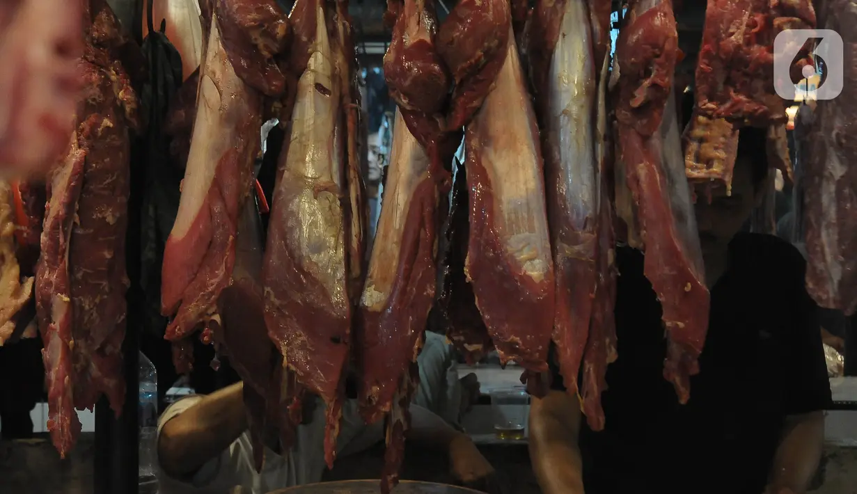 Harga berbagai macam daging di pasaran terpantau masih cukup mahal. (merdeka.com/Imam Buhori)