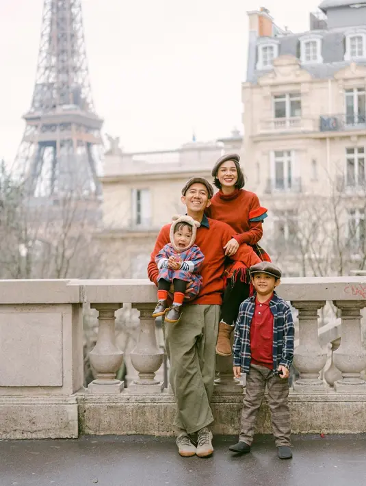 Bernuansa serba merah, tampilannya terlihat menggemaskan bersama keluarga kecilnya.