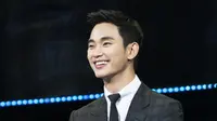 Memperingati penayangan drama Producer, Kim Soo Hyun menyapa penggemarnya di Tiongkok [foto: Keyeast]