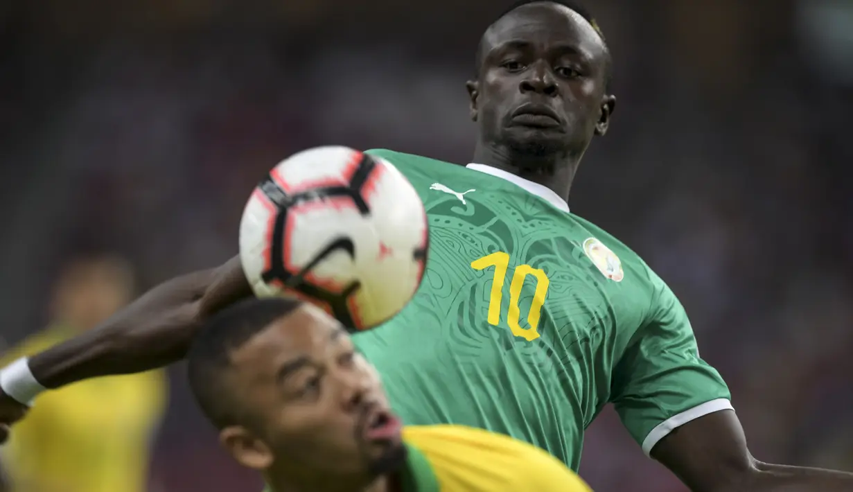 Penyerang Senegal, Sadio Mane berebut bola dengan pemain Brasil Gabriel Jesus pada pertandingan persahabatan di Stadion Nasional di Singapura (10/10/2019). Brasil bermain imbang dengan Senegal 1-1. (AFP Photo/Roslan Rahman)