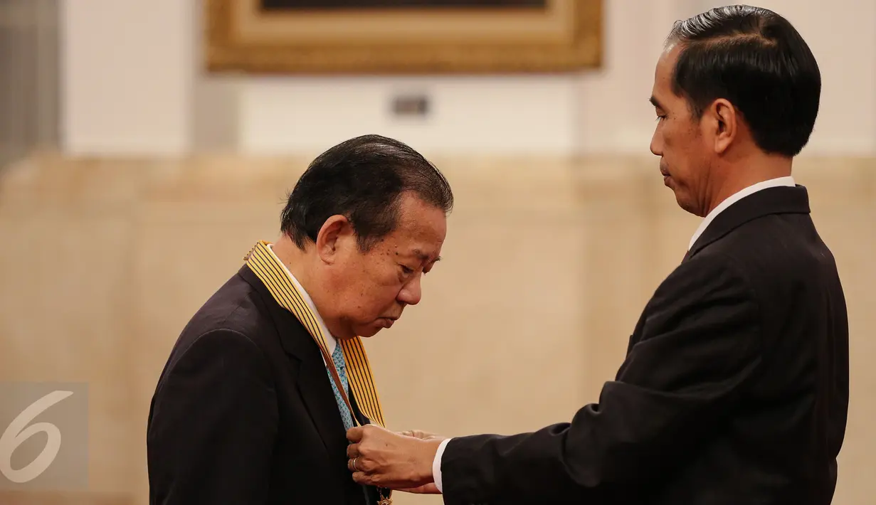 Suasana upacara penganugerahan tanda kehormatan RI ke Jepang di Istana Negara, Jakarta, Senin (23/11/2015). Jokowi memberi penganugerahan kepada Ketua Liga Parlemen Jepang-Indonesia Mr. Toshihiro Nikai. (Liputan6.com/Faizal Fanani)