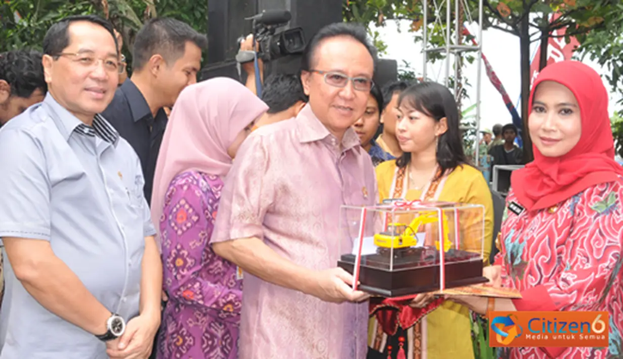 Citizen6, Kendal: MKP Sharif C Sutardjo menyerahkan bantuan kepada Bupati Kendal, Widia Kandi Susanti untuk peremajaan Hutan Magrove. (Pengirim: Efrimal Bahri)