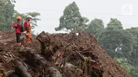Tim SAR gabungan berusaha mencari sisa korban tanah longsor akibat gempa Cianjur di kawasan Cugenang, Kabupaten Cianjur Jawa Barat, Jumat (25/11/2022). Upaya pencarian korban terpaksa dihentikan sementara akibat hujan. (Liputan6.com/Helmi Fithriansyah)