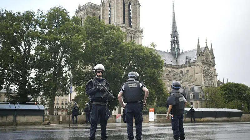 Polisi mengamankan lokasi penyerangan di dekat Katedral Notre Dame di Paris, Prancis 