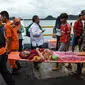 Anggota dari tim penyelamatan membawa seorang pengungsi lansia dengan tandu usai dievakuasi dari Pulau Sebesi di Pelabuhan Bakauheni, Lampung, Rabu (26/12). (AFP Photo/Mohd Rasfan)