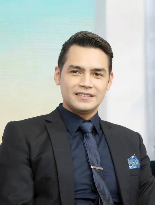 Selain mempunyai mobil mewah, Jonas Rivanno juga memiliki kapal pesiar pribadi dalam perannya. “Saya bersyukur bisa memainkan peran dan berdandan ala crazy rich,” ujar Vanno. [Foto: Bambang E Ros/Fimela.com]