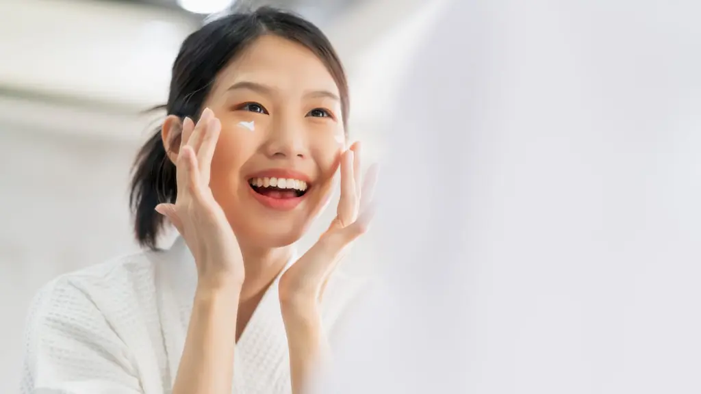 Panduan memilih serum pencerah yang aman dan efektif, dilengkapi langkah skincare harian sederhana untuk membantu menjaga kulit tetap cerah dan sehat. (Foto: lifestylememory/Freepik)