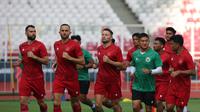 Para punggawa Timnas Indonesia berlari mengelilingi lapangan sebelum latihan dimulai di Stadion Gelora Bung Karno, Selasa (20/12/2022). (Bola.com/Abdul Aziz)